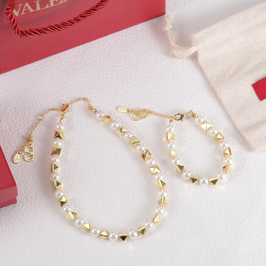 18K Valentino Rockstud Pearls Bracelet